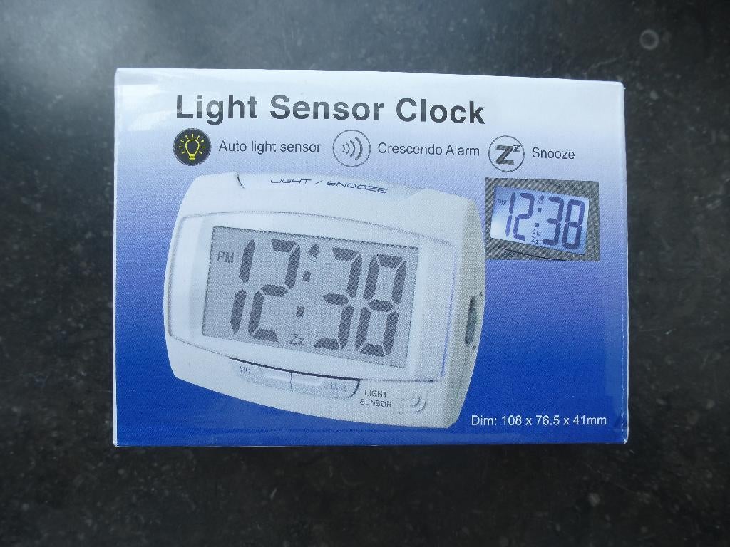 CETRONIC LIGHT SENSOR CLOCK   LS810, Elektronische apparatuur, Wekkers, Zo goed als nieuw, Digitaal, Ophalen of Verzenden