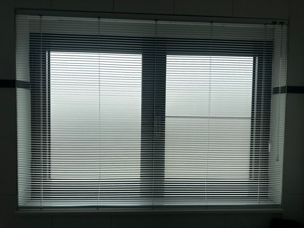 Witte aluminium jaloezie  152 x 110 cm, Huis en Inrichting, Ophalen, Overige merken, Wit, 152 cm