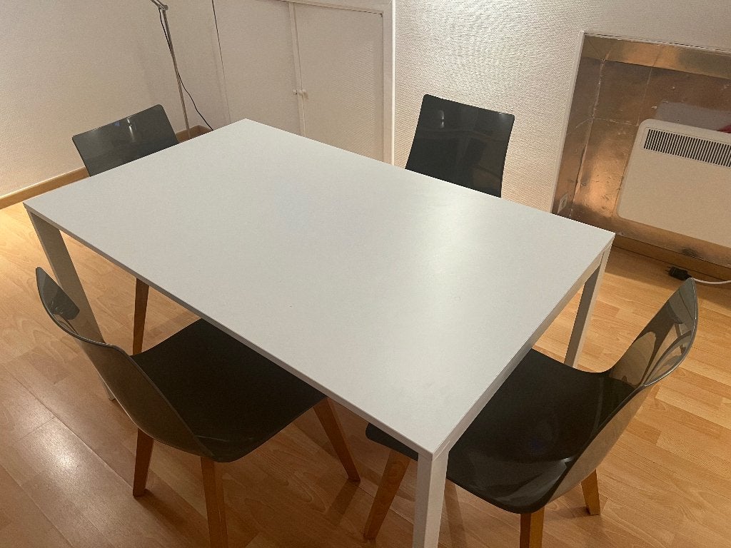 Table 4 places et 4 chaises, Maison & Meubles, Tables | Tables à manger, 100 à 150 cm, Quatre personnes, Comme neuf, Enlèvement