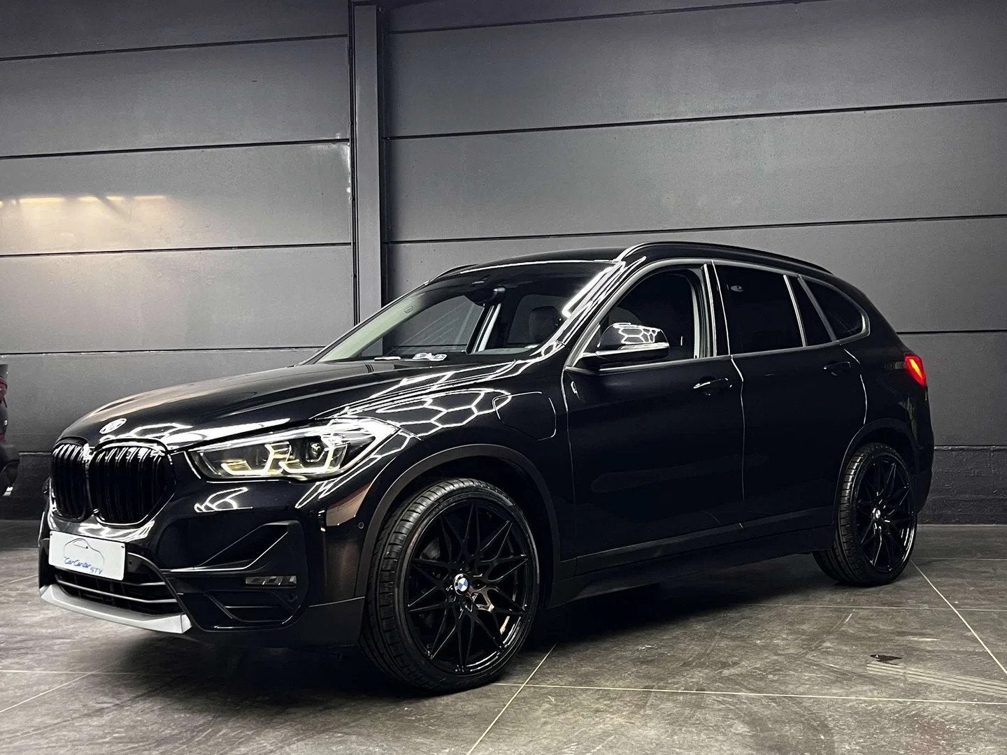 BMW X1 xDrive25e Hybride / Full Options / Full Black /Camera, Auto's, BMW, 1820 kg, Zwart, Leder, Bedrijf