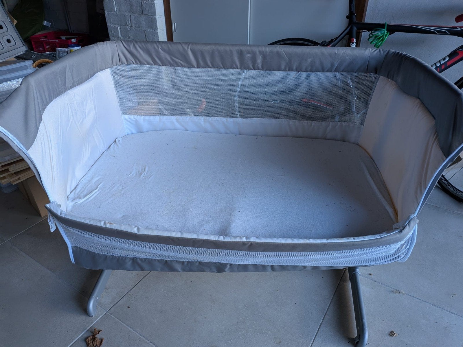 Lichtgrijze co-sleeper met matras - in hoogte verstelbaar, Ophalen, Gebruikt, Wieg
