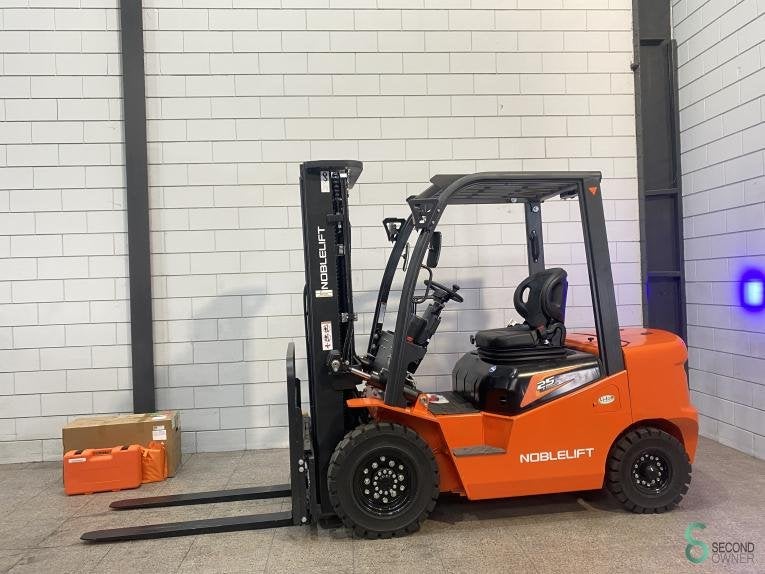 Heftrucks Elektrisch Noblelift CPD25-AF1H 2025 Triplex, Zakelijke goederen, Machines en Bouw | Heftrucks en Intern transport, 2000 tot 3000 kg