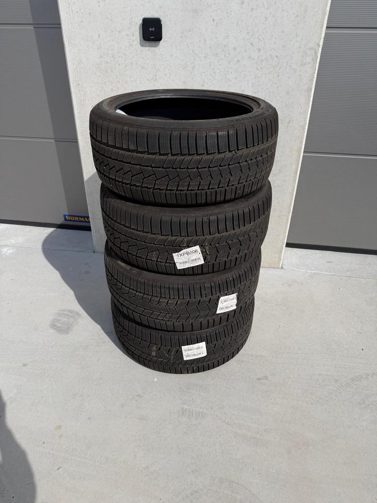 Te koop: set van 4 winterbanden premium Continental, Auto-onderdelen, Banden en Velgen, Ophalen