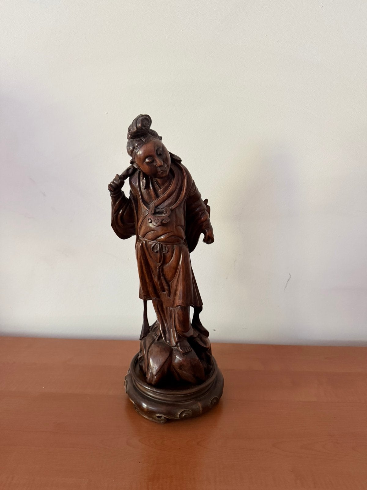 Aziatisch houten beeld – handgesneden figuur op sokkel, Antiek en Kunst, Ophalen