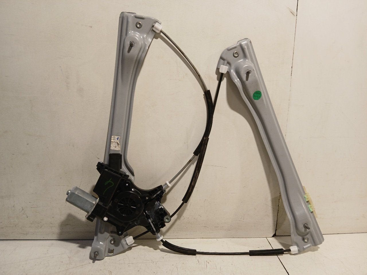 Raammechaniek elektrisch links voor Opel Insignia, Onderdelen@venauto.nl, Van der Ven Autorecycling B.V., Ettenseweg 76, 4706 PB Roosendaal, The Netherlands