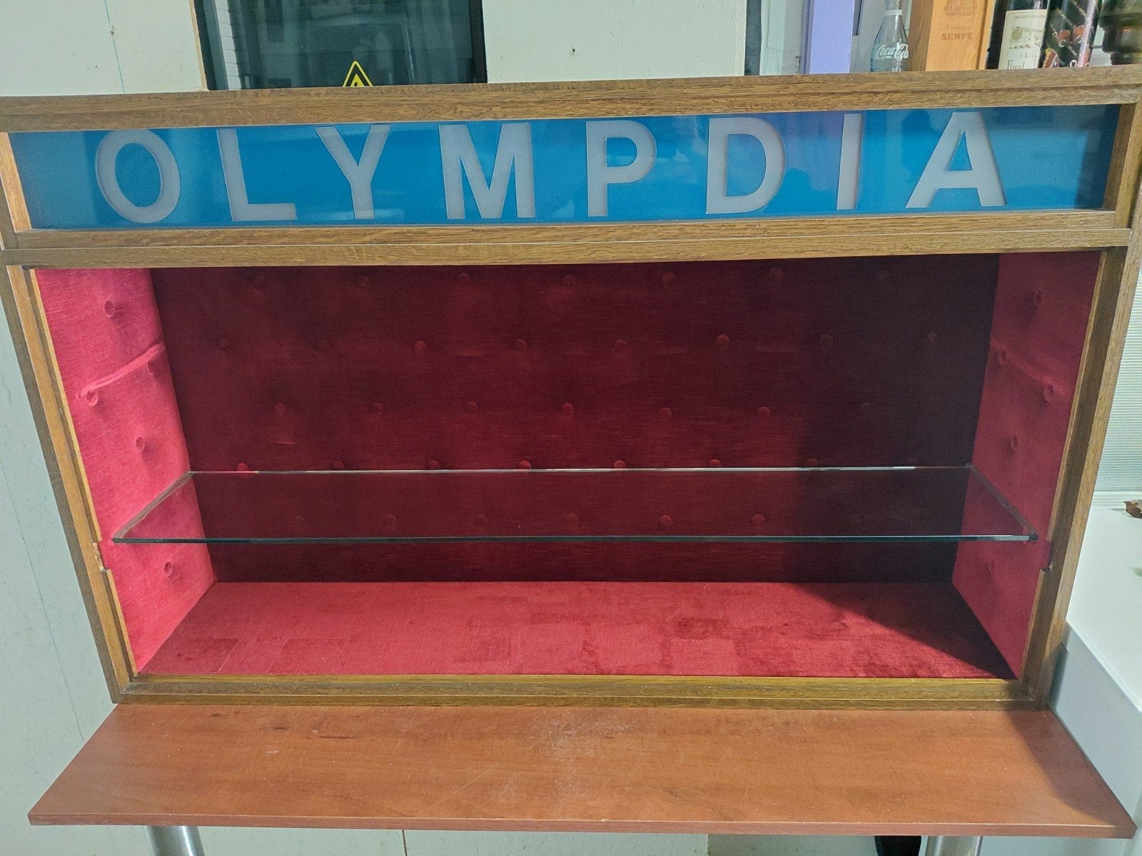 Fotokast met licht in van Olympdia, Ophalen, Foto