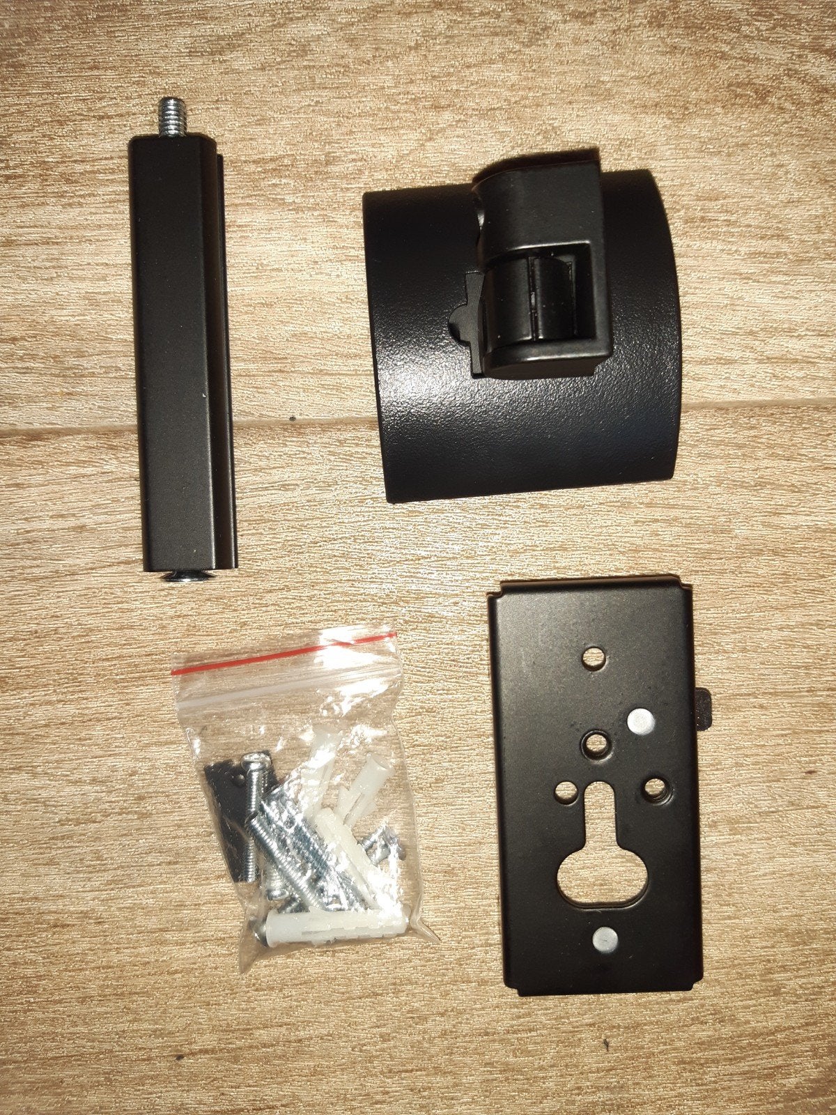 Bose muurbeugel voor surround luidsprekers, Enlèvement