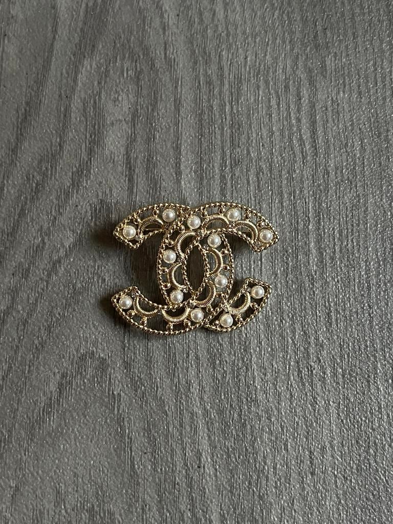 Chanel Brooche met parels Champagne goud, Handtassen en Accessoires, 4 tot 7 cm, Ophalen of Verzenden, Zo goed als nieuw, Met parel