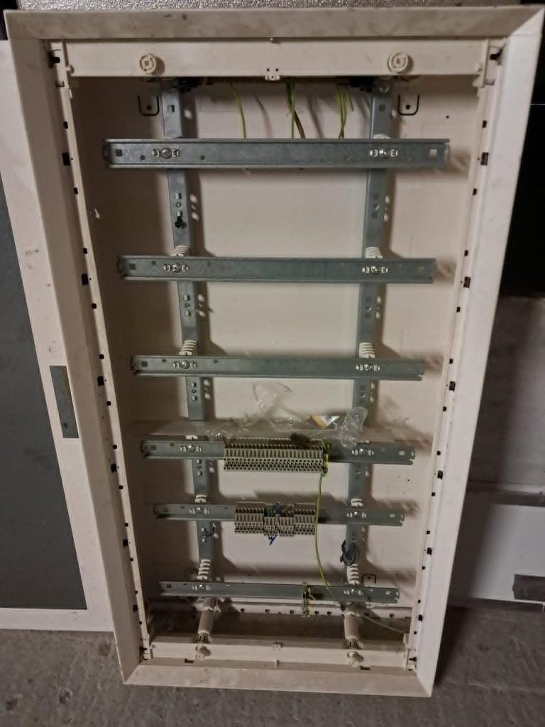 elektriciteitskast, Ophalen, Zo goed als nieuw