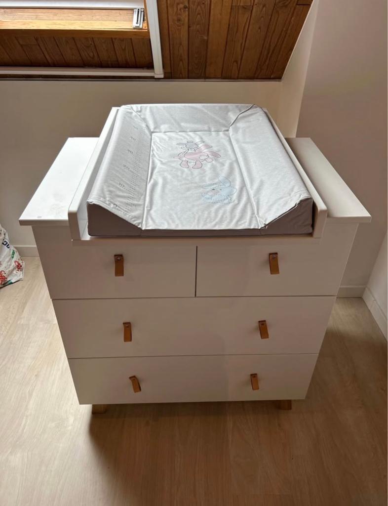 Commode + verzorgingsplaats + verzorgingskussen, Ophalen, Zo goed als nieuw, Commode