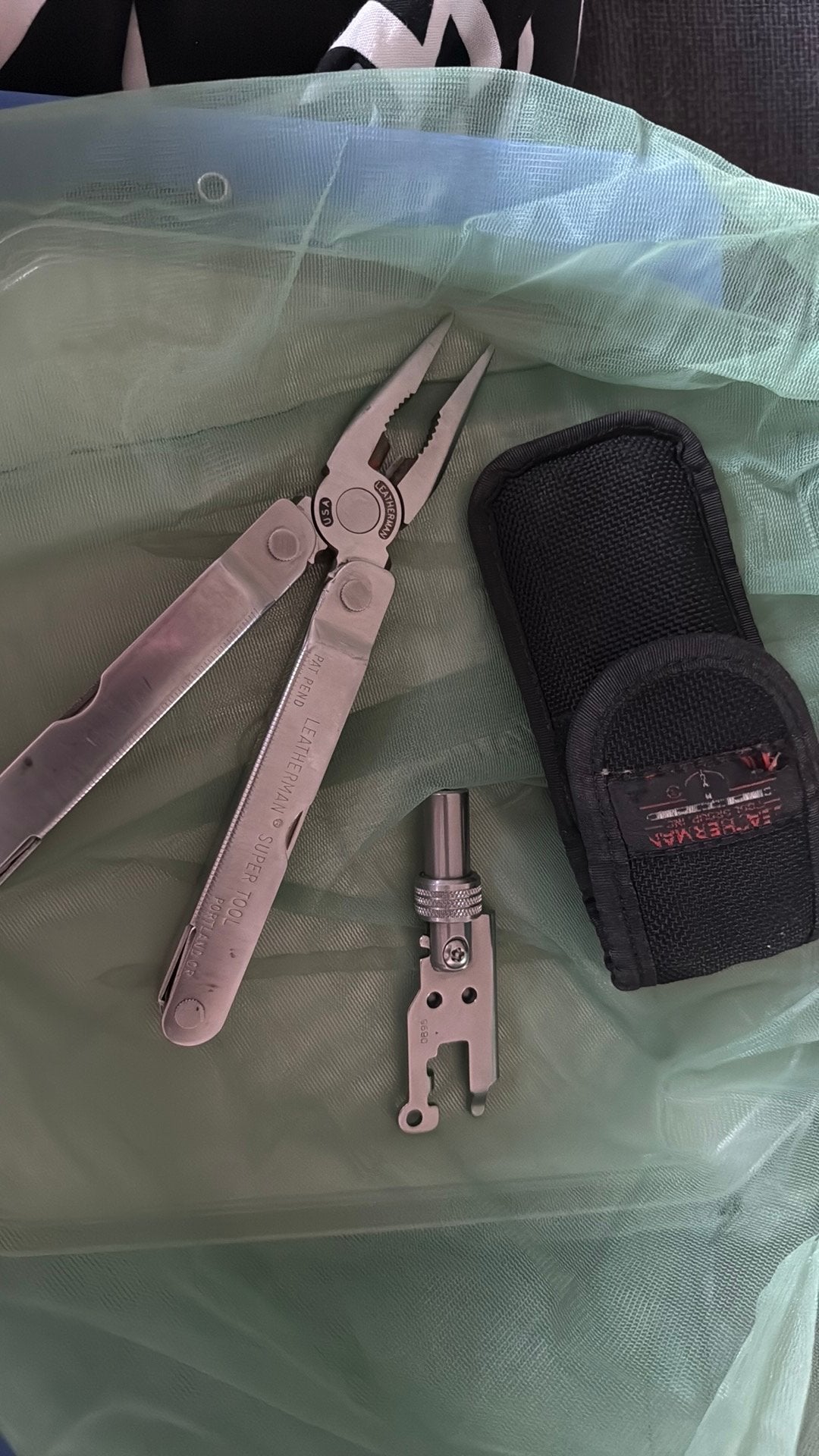 Leatherman Super Tool PAT. PEND avec étui, Verzamelen, Militaria | Algemeen, Verzenden, Landmacht