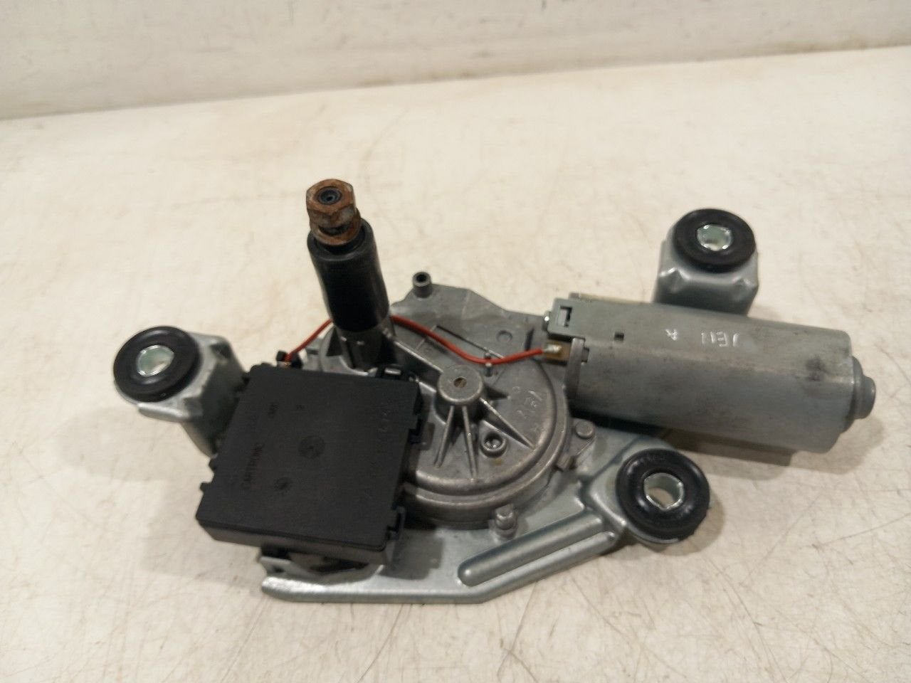 Ruitenwissermotor achter Land Rover Range Rover, Onderdelen@venauto.nl, Van der Ven Autorecycling B.V., Land Rover, Ettenseweg 76, 4706 PB Roosendaal, The Netherlands