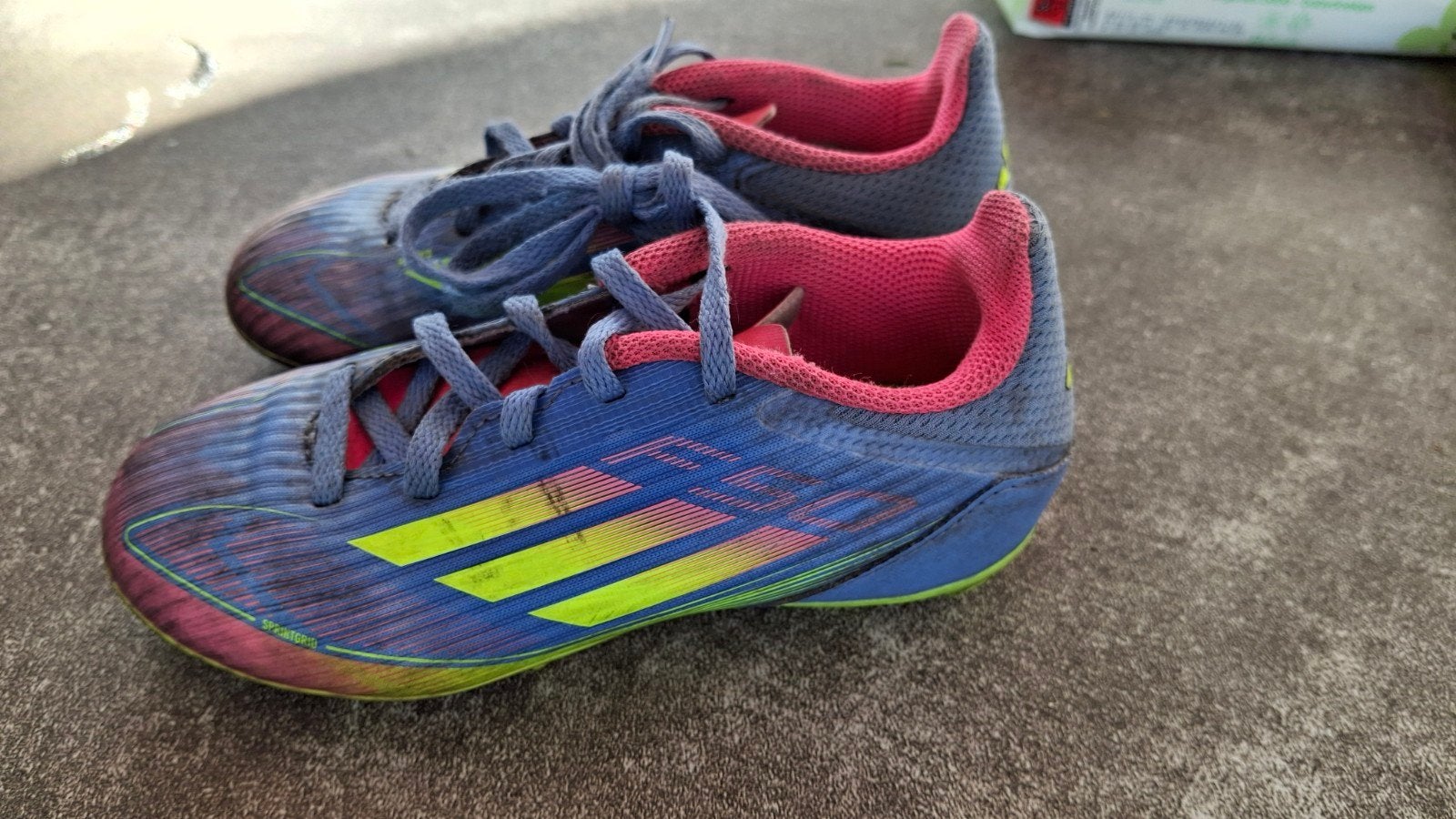 Voetbalschoenen Adidas maat 31 - mixed ground - blauwroze, Ophalen, Adidas, Gebruikt, Jongen of Meisje