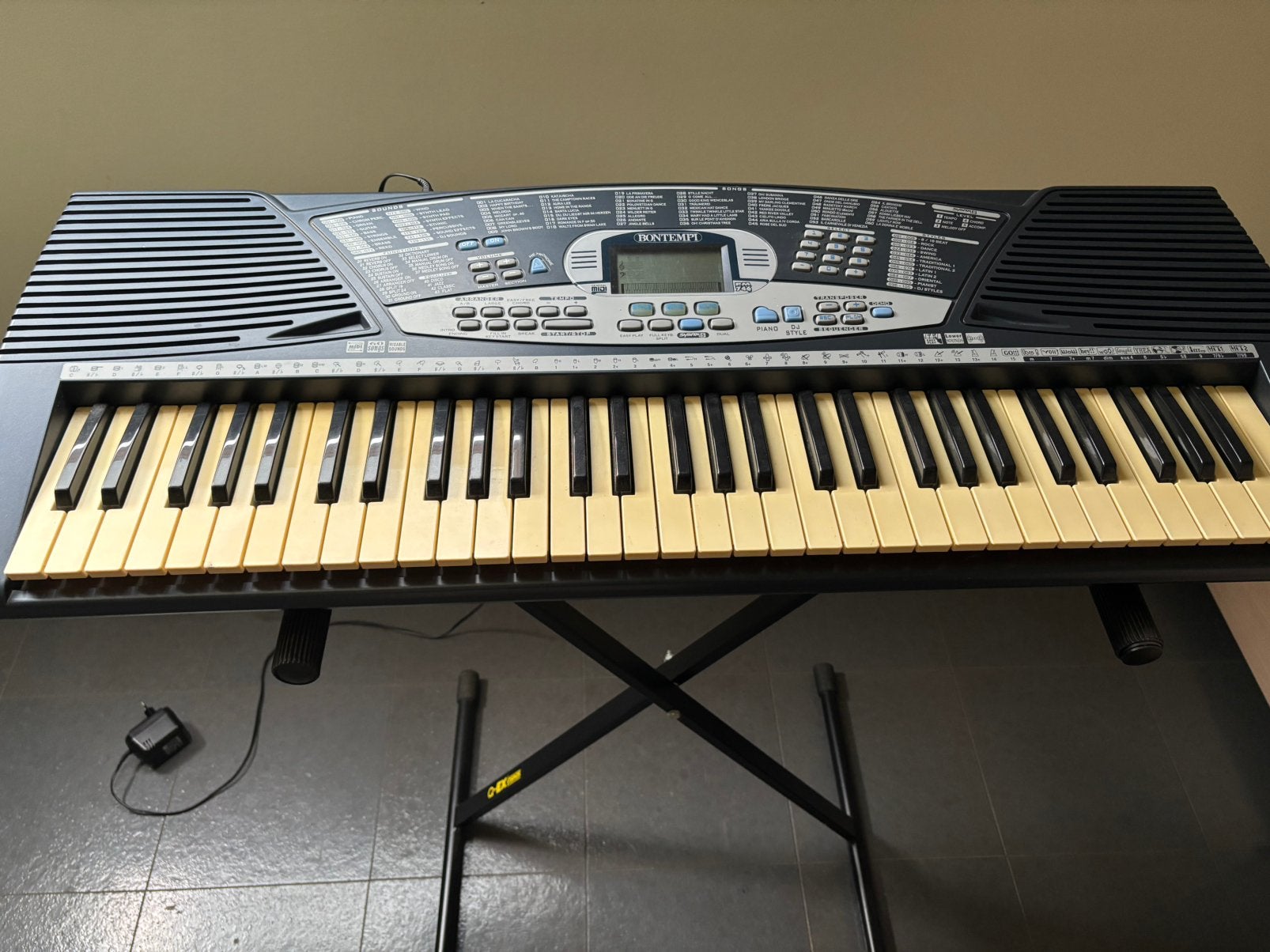 Synthesizer, Muziek en Instrumenten, Keyboards, Met standaard, Ophalen, Overige merken, 61 toetsen