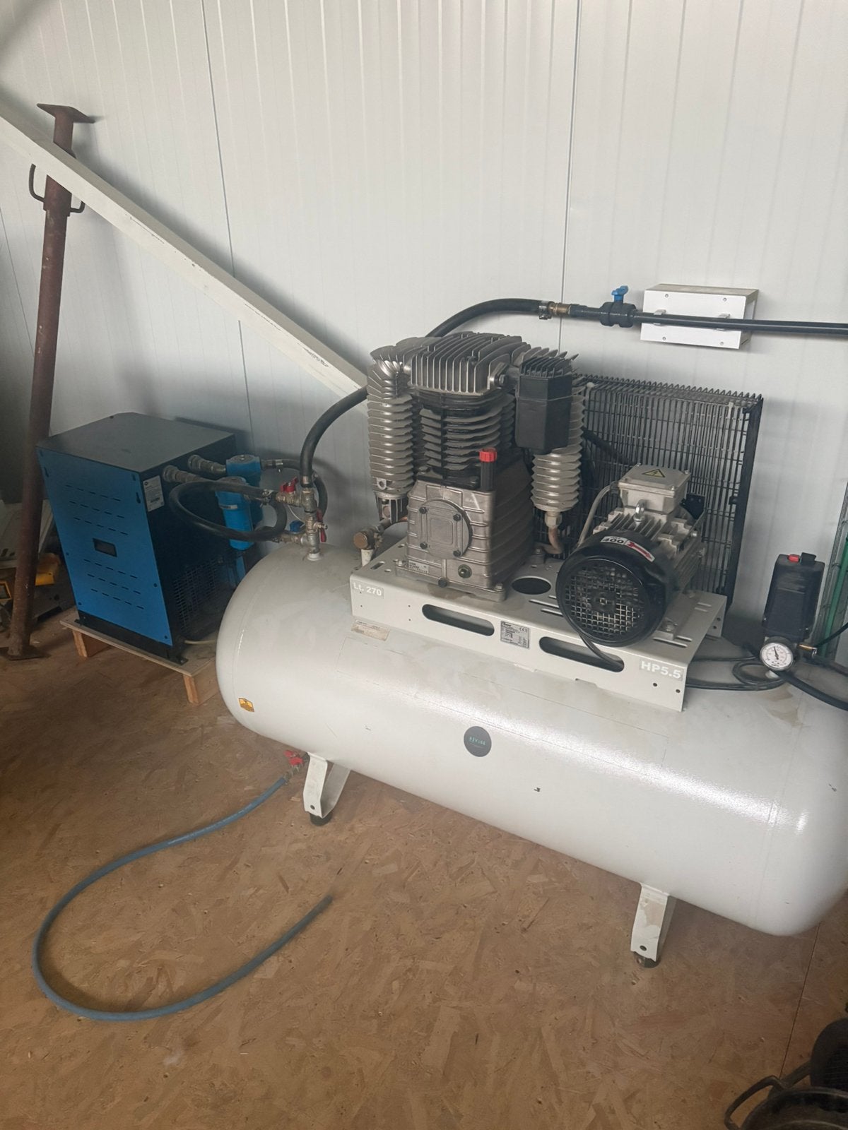 Luchtgekoelde tweezuigercompressor, Doe-het-zelf en Bouw, Ophalen, 400 tot 800 liter/min, Zo goed als nieuw, 6 tot 10 bar