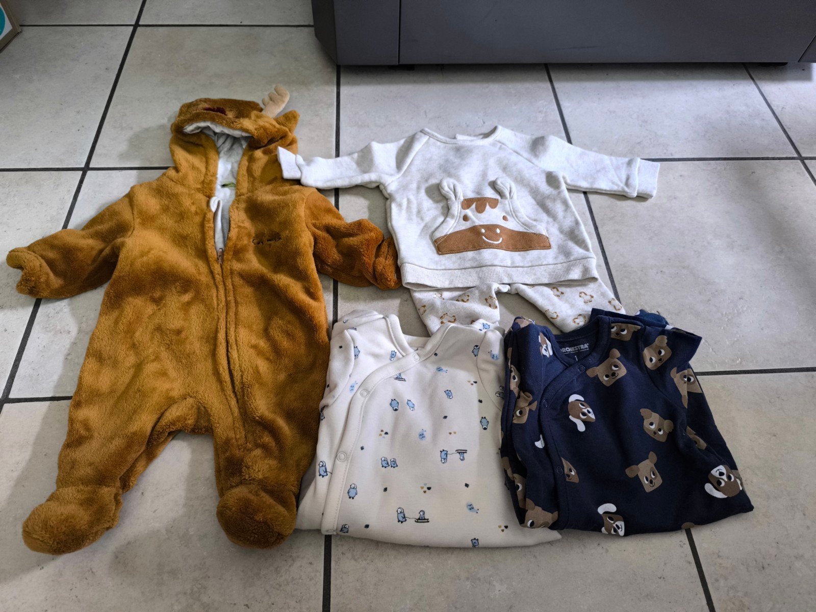 Pyjamas et bodys taille 54cm, Enlèvement
