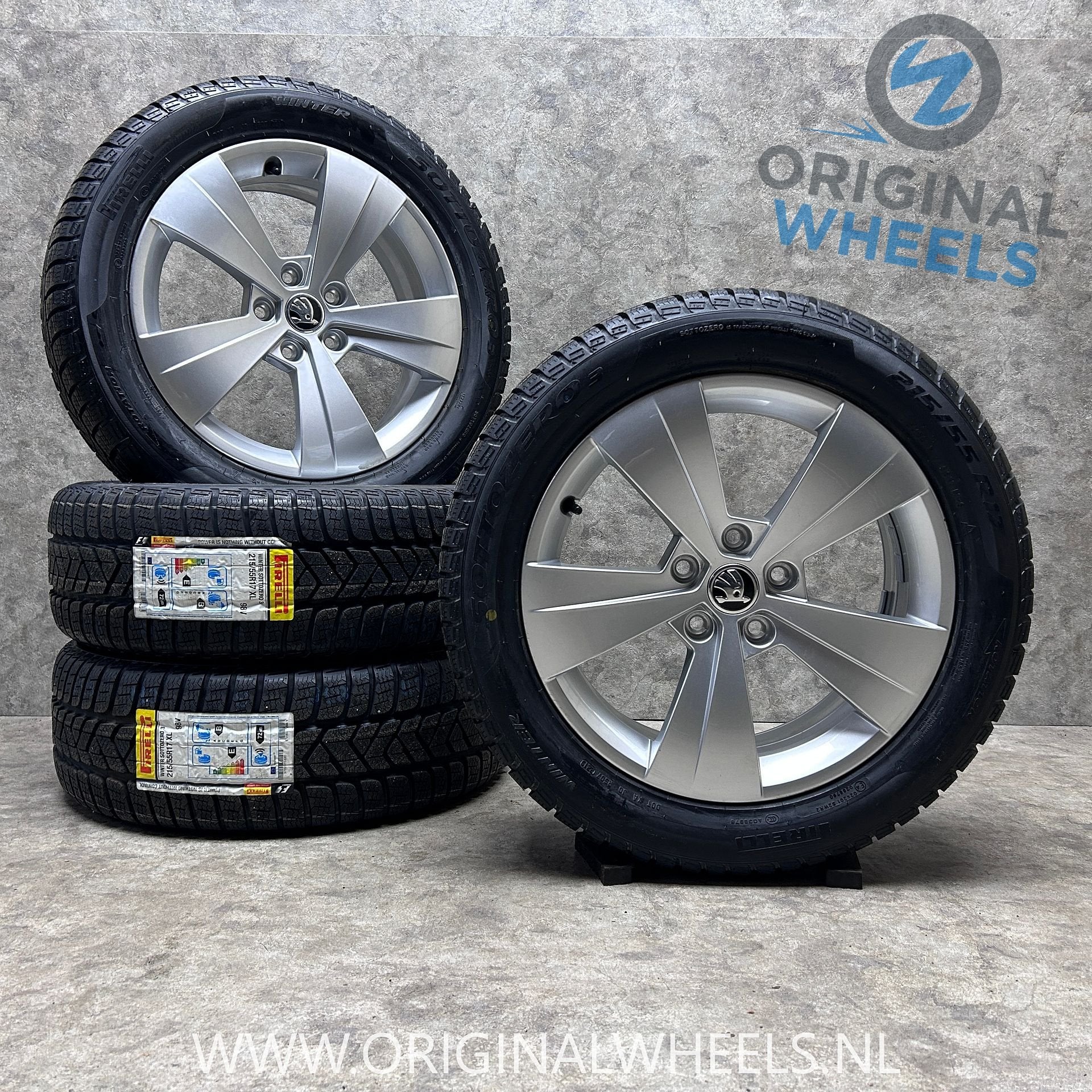 17  inch originele velgen + winterbanden  Skoda Superb, 215 mm, -, -, Banden en Velgen