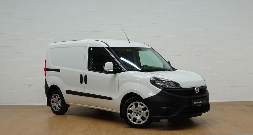 Fiat Doblò Cargo 1.6 Multijet SX+airco+apple car play, Autos, Camionnettes & Utilitaires, Achat, 90 ch, 4 portes, Entreprise