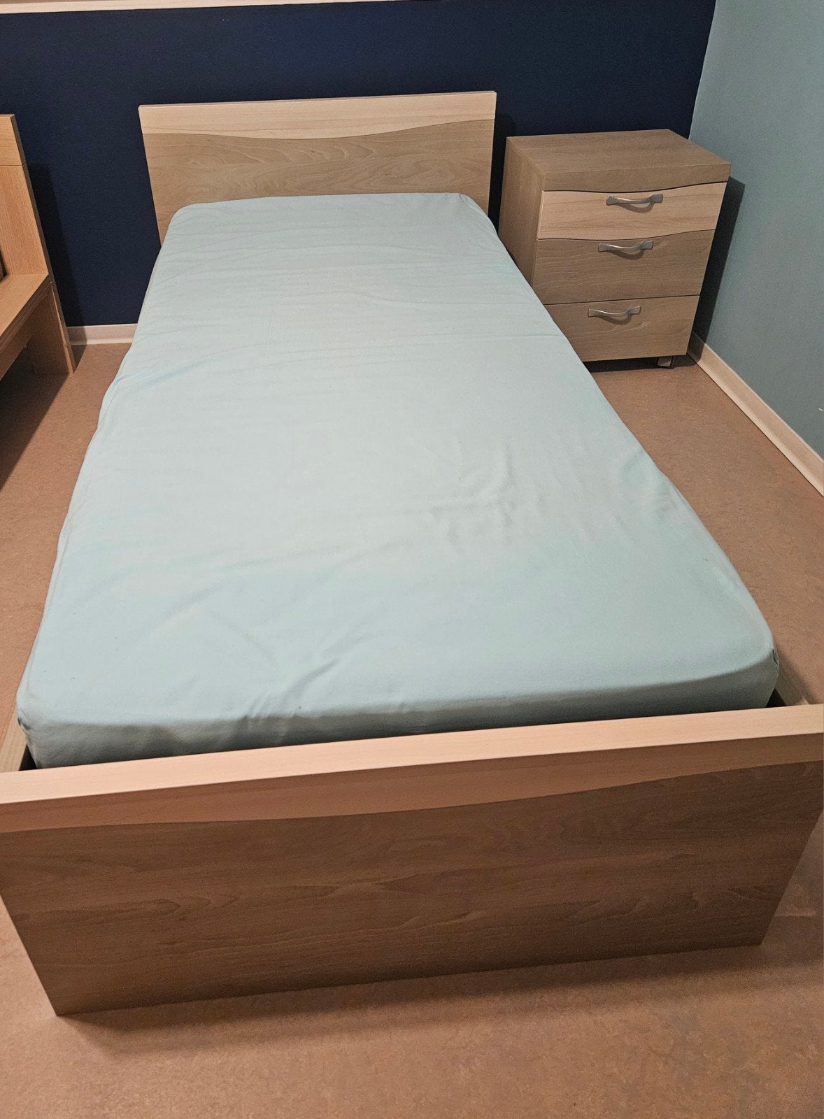 1 persoonsbed,lattenbodem en nachtkastje, Huis en Inrichting, Slaapkamer | Bedden, Ophalen