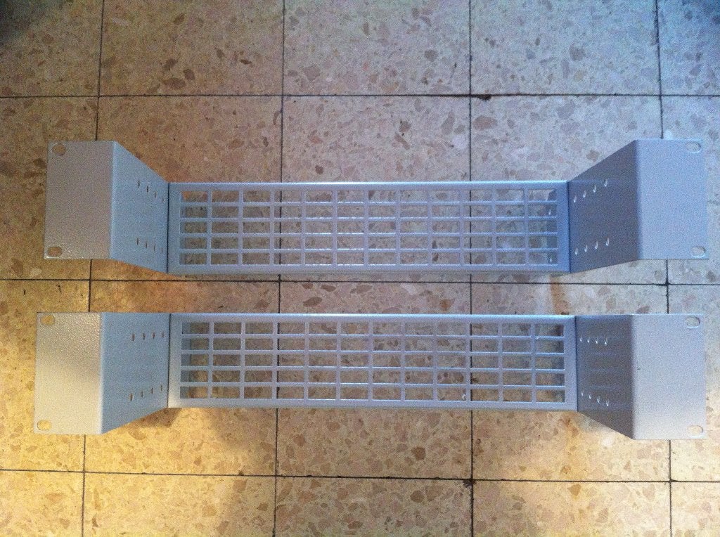 2 supports 19" Schneider Electric NSYCRTM2US, Informatique & Logiciels, Enlèvement, Comme neuf