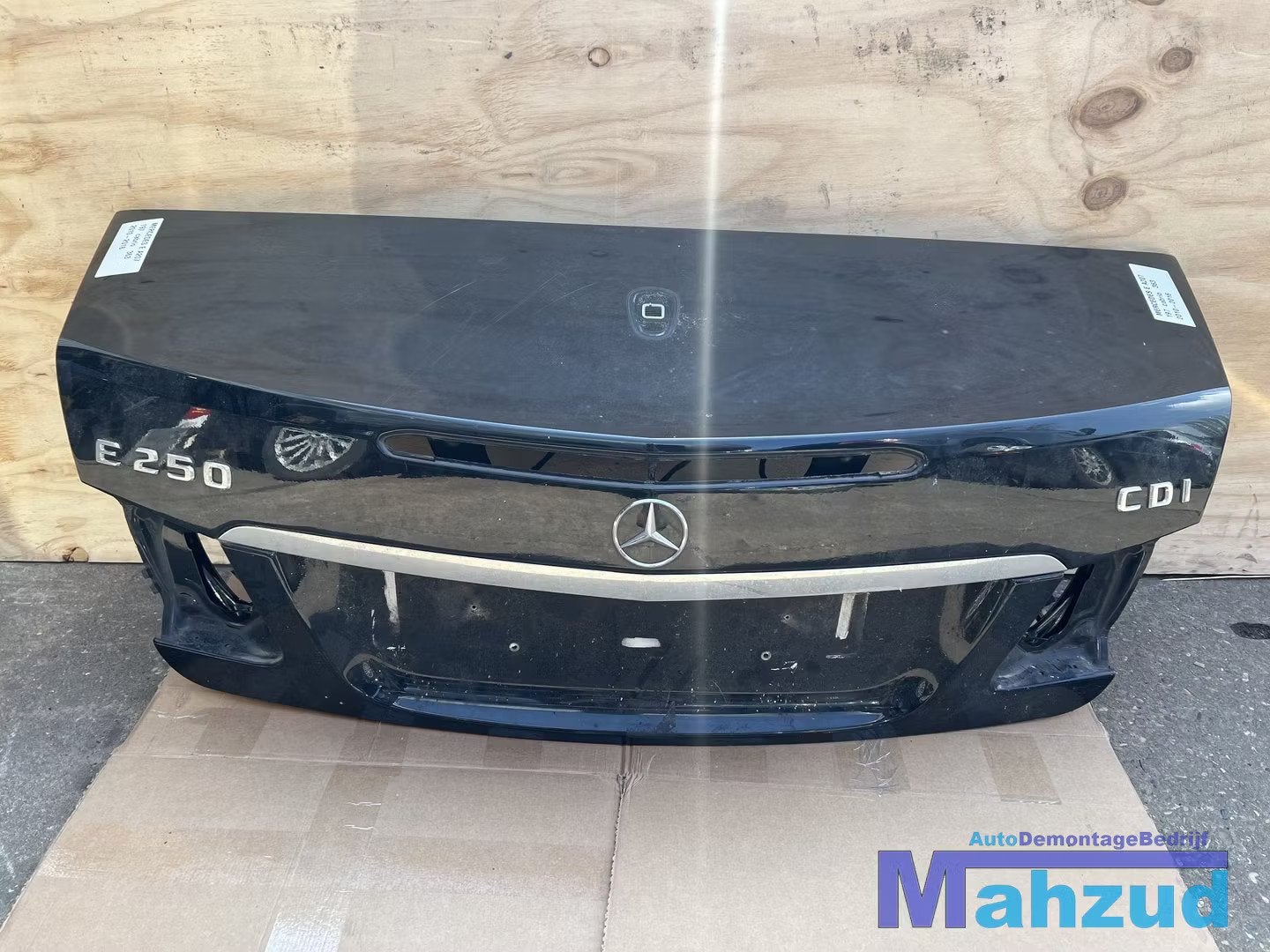 MERCEDES E A207 cabrio Zwart 197 achterklep 2010-2016, Mercedes-Benz, Utilisé, Mercedesstrasse 120
70372  Stuttgart, DE, Porte