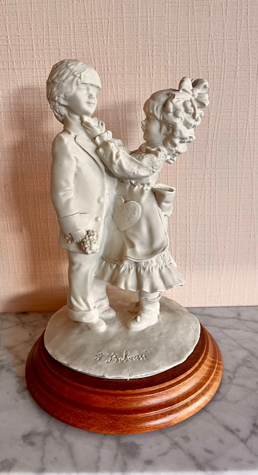 A. Belcari. Koppeltje op houten sokkel. H 20,5cm., Ophalen, Beeld