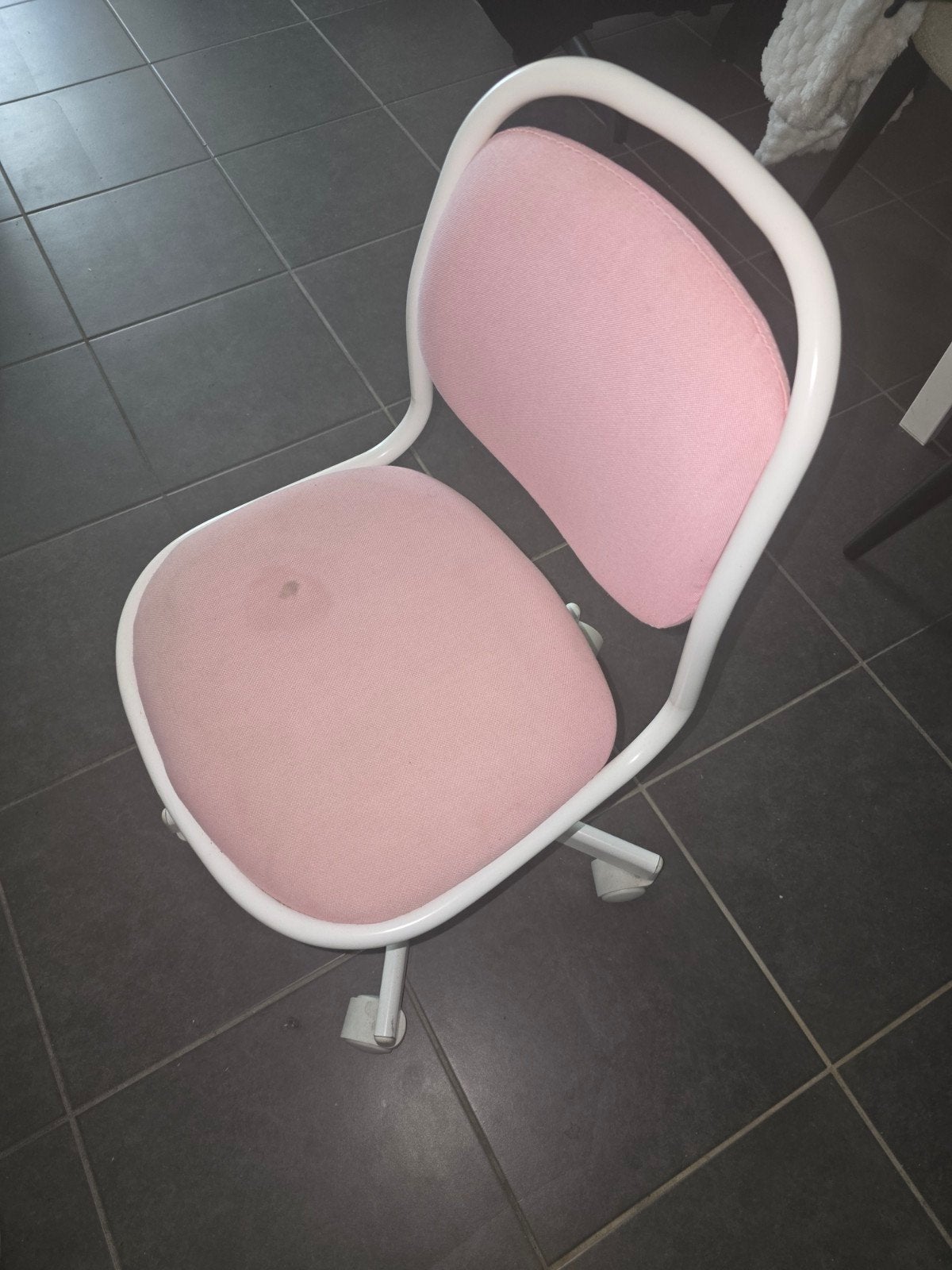 Chaise bureau IKEA enfant rose clair, Enfants & Bébés, Chambre d'enfant | Tables & Chaises