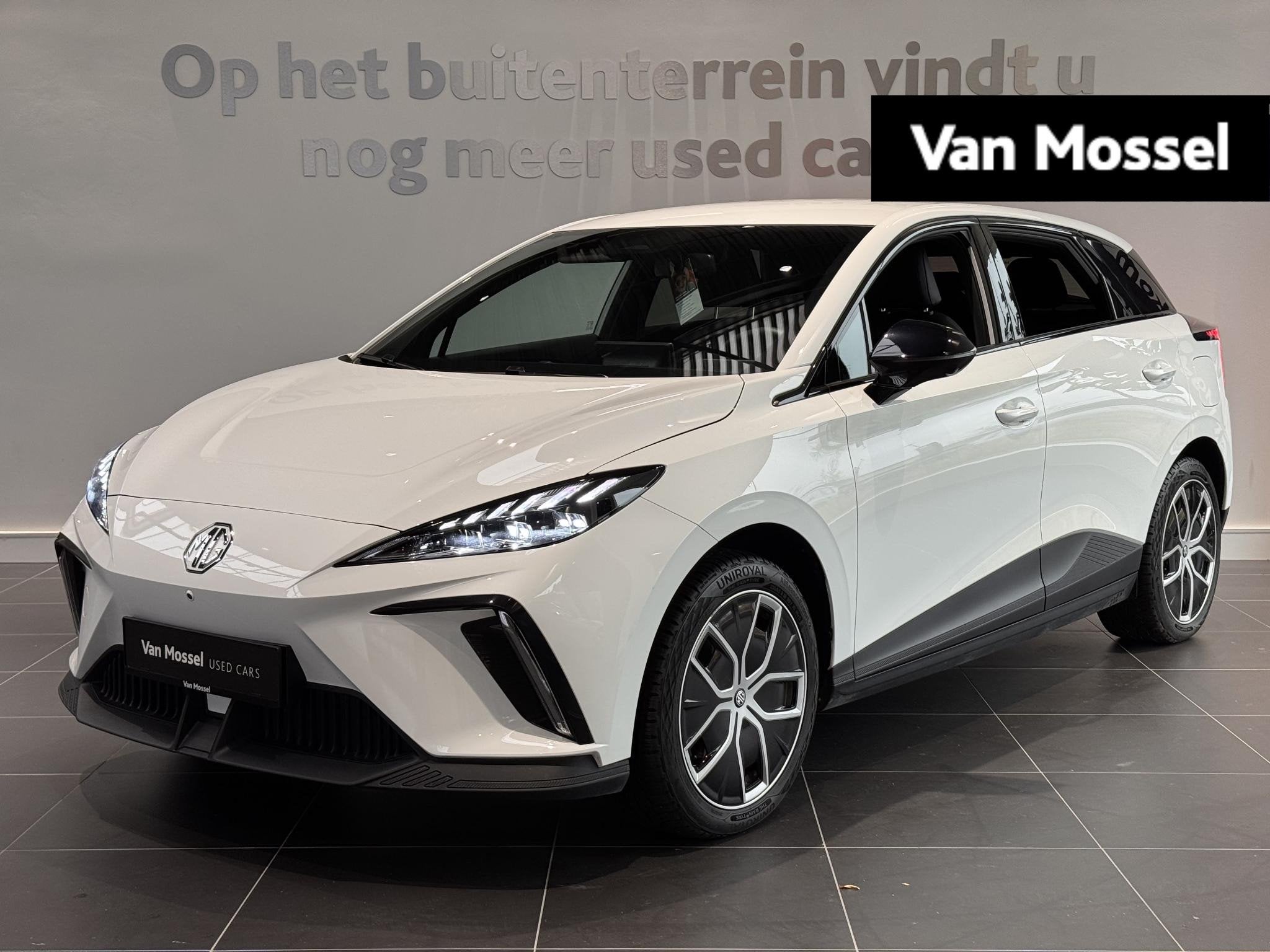 MG MG4 64 kWh Luxury, Auto's, Automaat, Gebruikt, 1675 kg, Wit