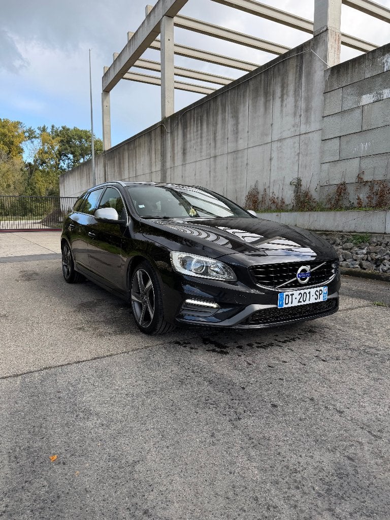 Volvo V60 D4 R-Design - Euro 6 - Automatique - toit ouvrant, Auto's, Automaat, https://public.car-pass.be/vhr/0d47661d-1d24-4f92-92a1-fea299929859