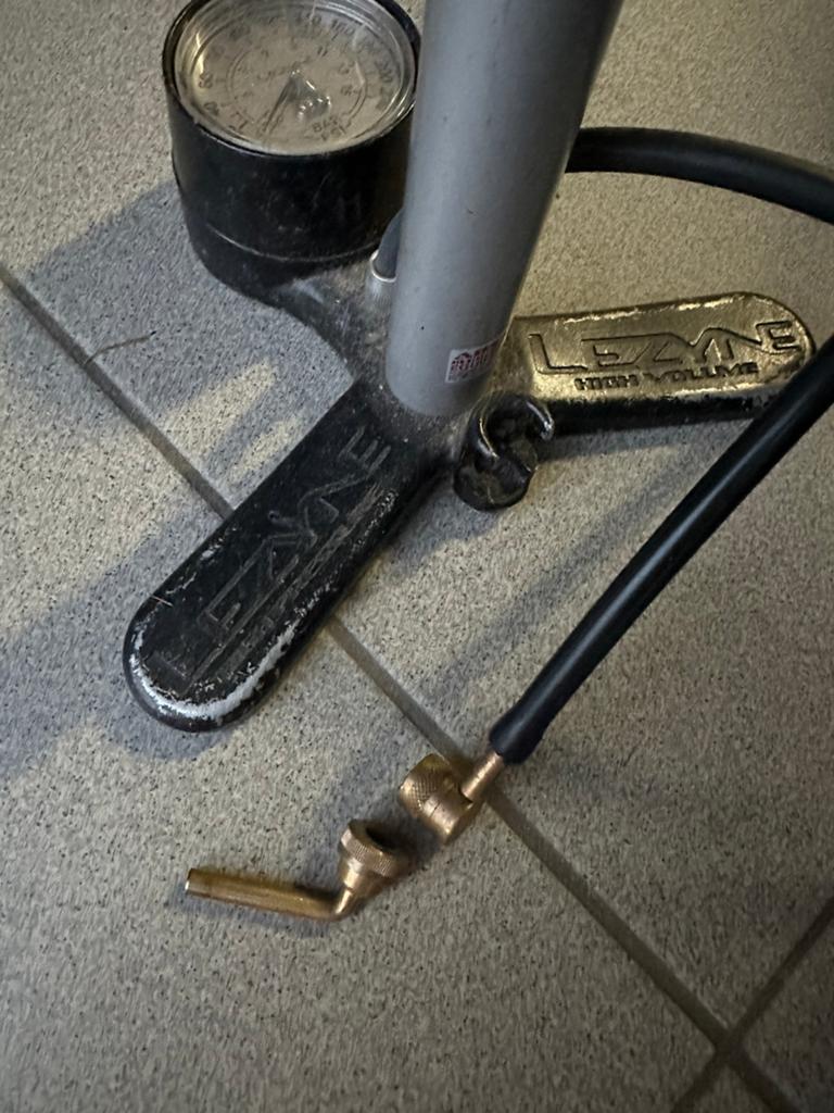 Lezyne fietspomp, met opzetstuk vol wiel, Enlèvement, Utilisé, Roue