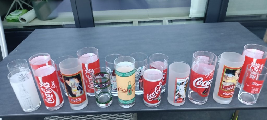 18 verres à cola différents sans dommage, Collections, Enlèvement, Neuf, Verre à soda