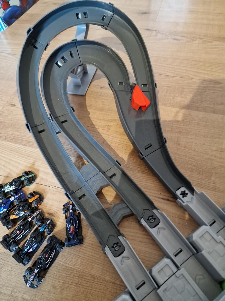 Hotwheels Allerlei!  F1 + garage + dino + opbergkoffer + ..., Enlèvement