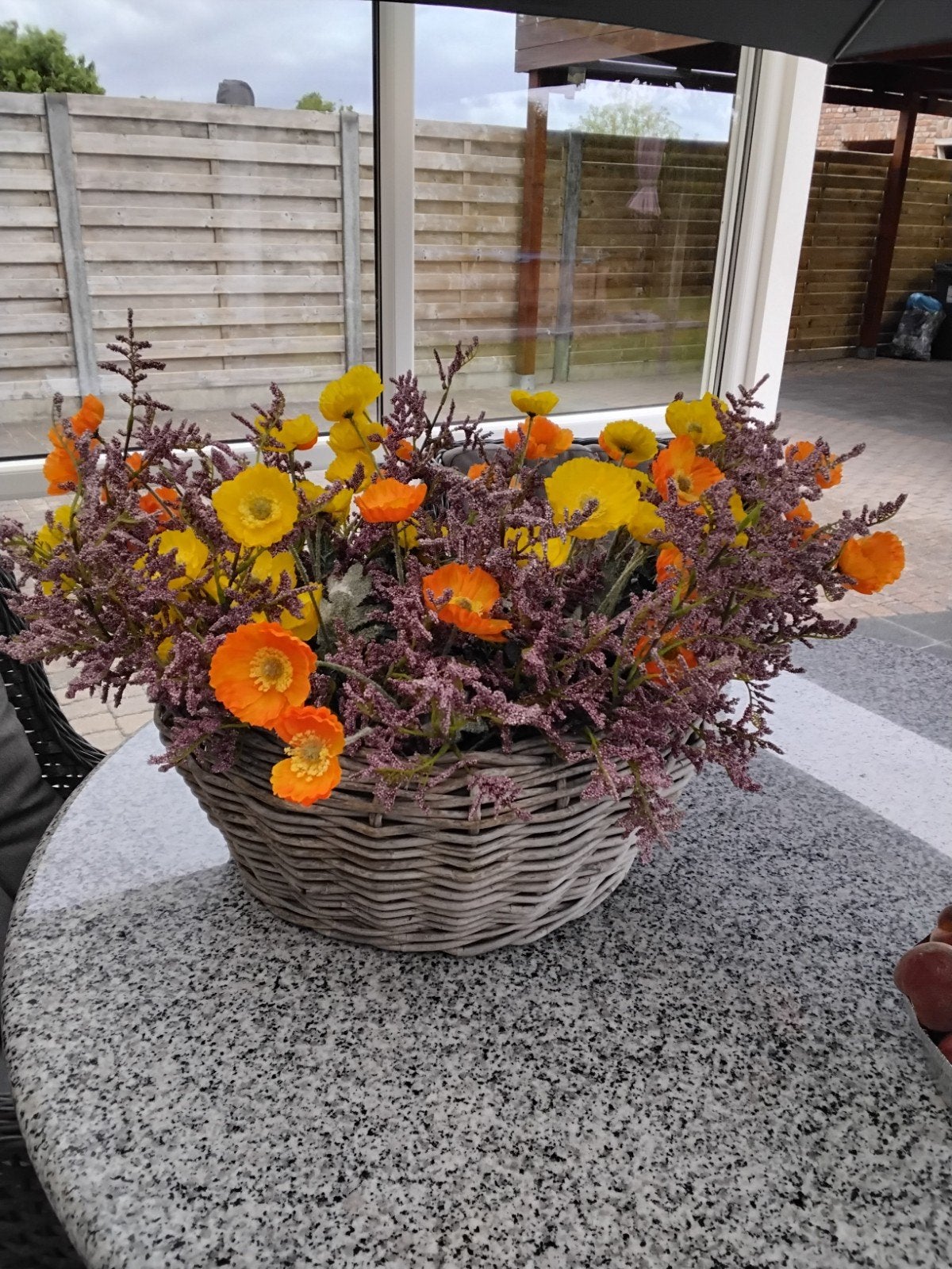 Pot met kunstbloemen, Ophalen