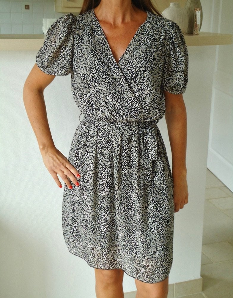 Robe noir neuve à feuilles dorée, Enlèvement ou Envoi, Neuf, Taille 36 (S), Noir