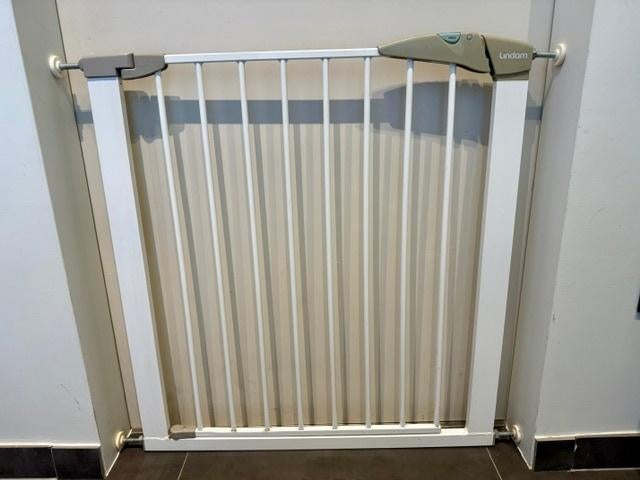 Porte d'escal/barrière de porte Lindam — Métal blanc, Enfants & Bébés, Barrières, Utilisé, Enlèvement