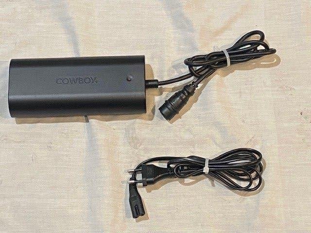 Chargeur de baterie en état neuf pour velo cowboy 1234, Vélos & Vélomoteurs, Enlèvement, Comme neuf