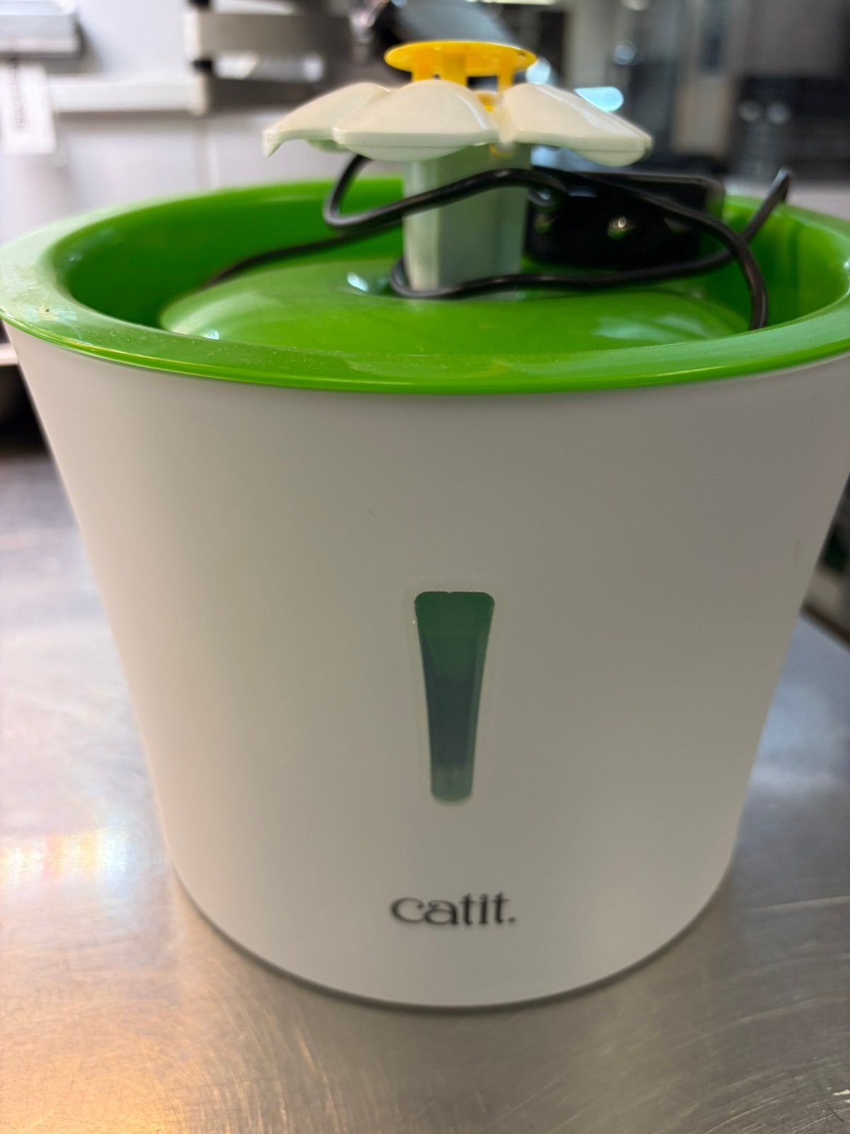Catit Flower Fountain drinkfontein voor kat, werkt perfect, Dieren en Toebehoren, Kattenvoerbakken en Drinkbakken, Zo goed als nieuw