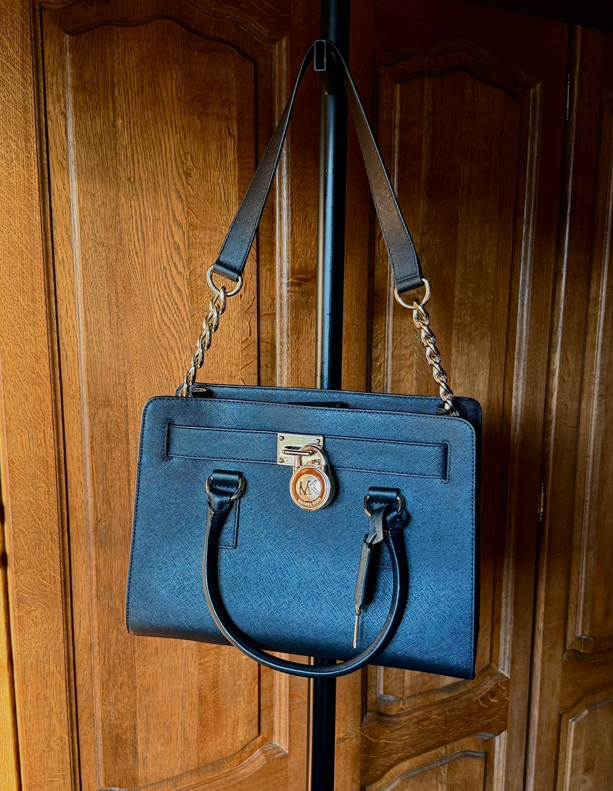 Sac michael kors hamilton cuir saffiano noir et doré, Enlèvement ou Envoi, Comme neuf, Noir