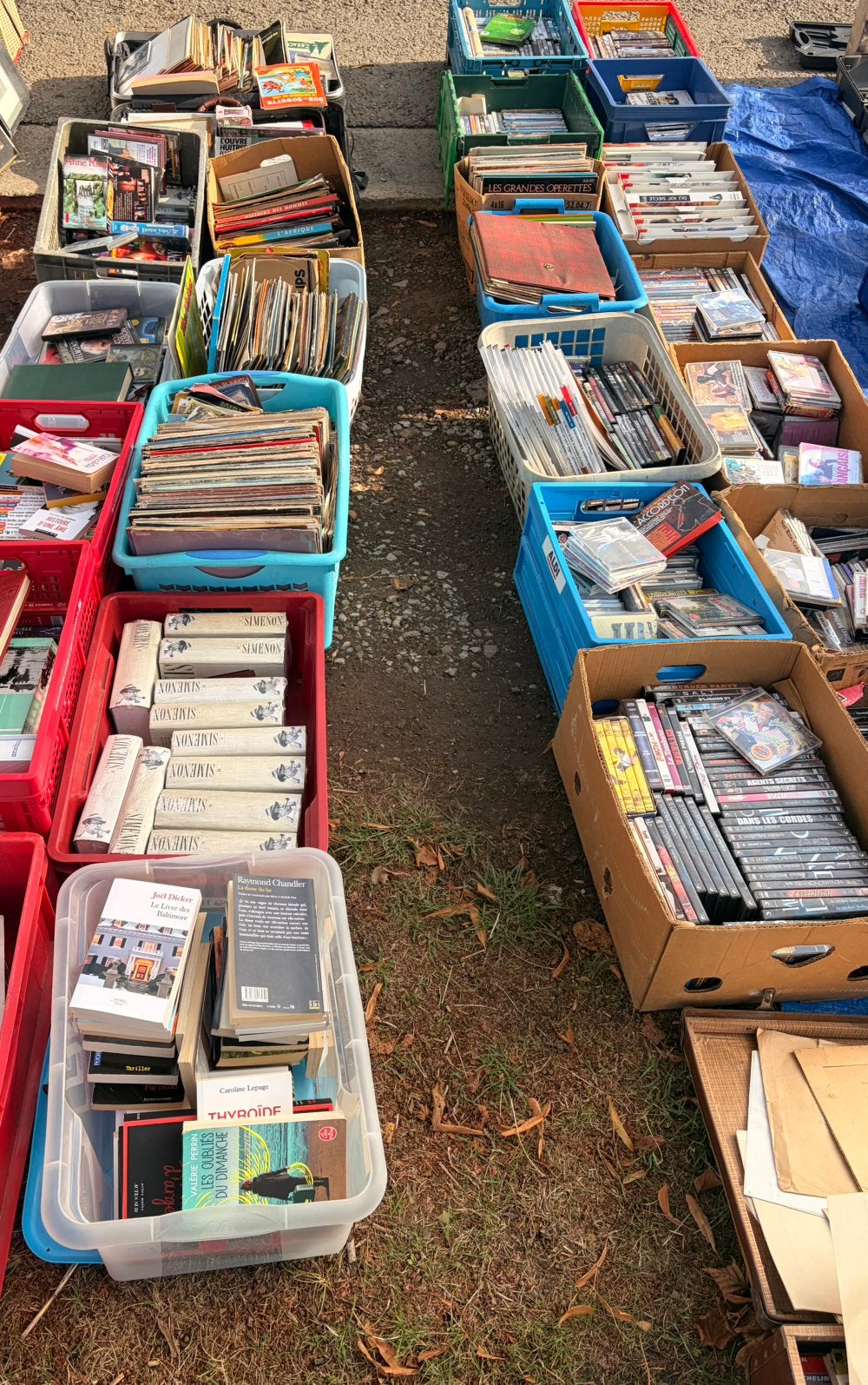 Lot de livres, magazines, CD et DVD – 23 caisses + 3 valises, Enlèvement, Comme neuf