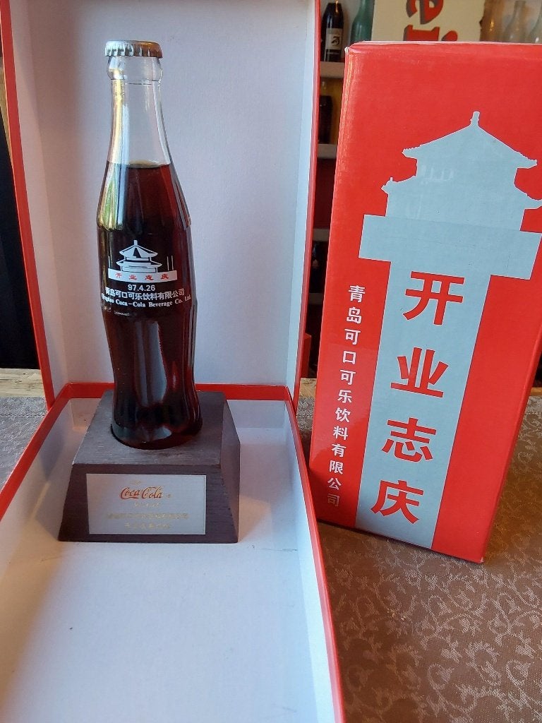 Coca Cola Plant FLES Qingdao 97.4.26 China 250 ML, Verzamelen, Merken en Reclamevoorwerpen, Zo goed als nieuw, Gebruiksvoorwerp