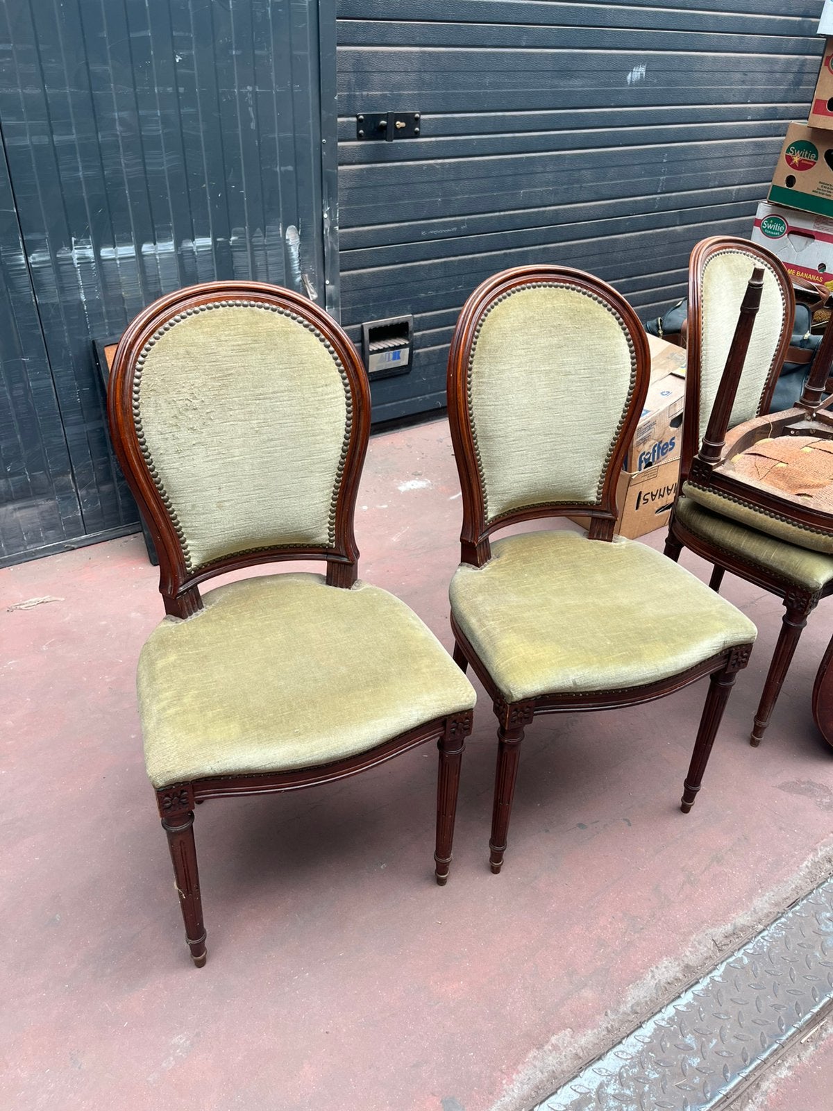 Chaises anciennes, Enlèvement