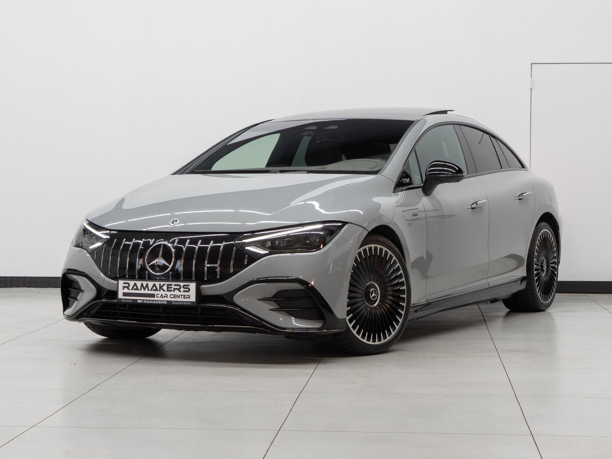 Mercedes-Benz EQE 43 AMG 4M Night 21" HYPERSCREEN Nappaleder, Auto's, Automaat, 4 deurs, Gebruikt, Zwart