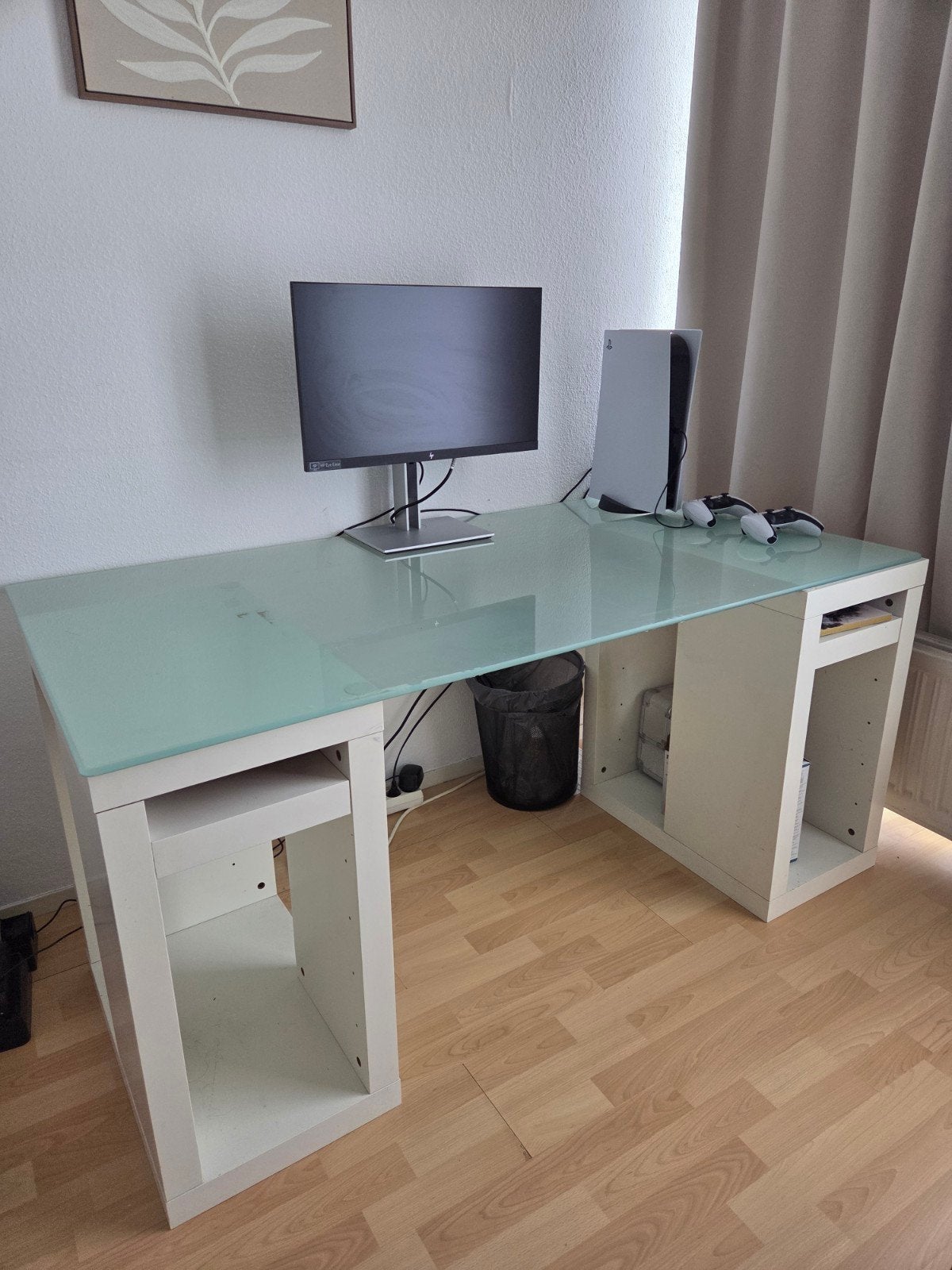 Wit bureau met glazen blad — 150 x 50 cm, Huis en Inrichting, Bureaus, Modern, Glas, Wit, Ophalen