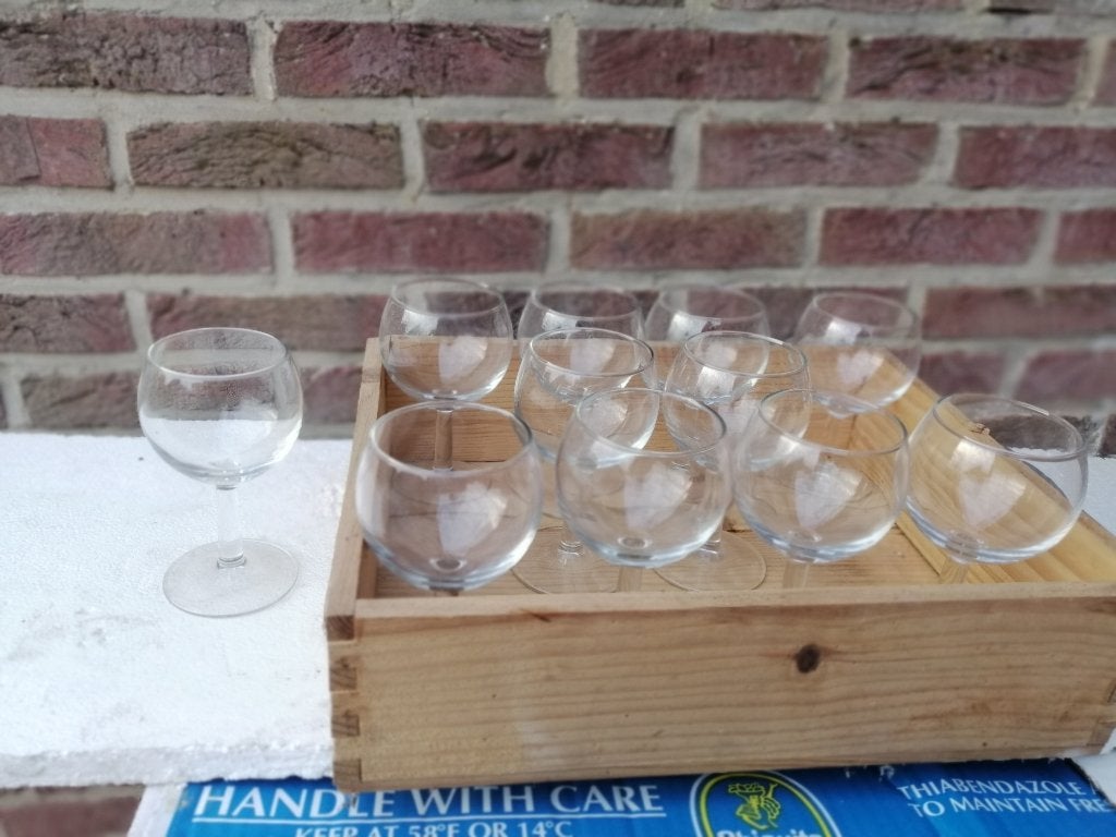 Wijnglazen 12 identieke, Huis en Inrichting, Keuken | Servies, Ophalen, Gebruikt, Glas, Klassiek