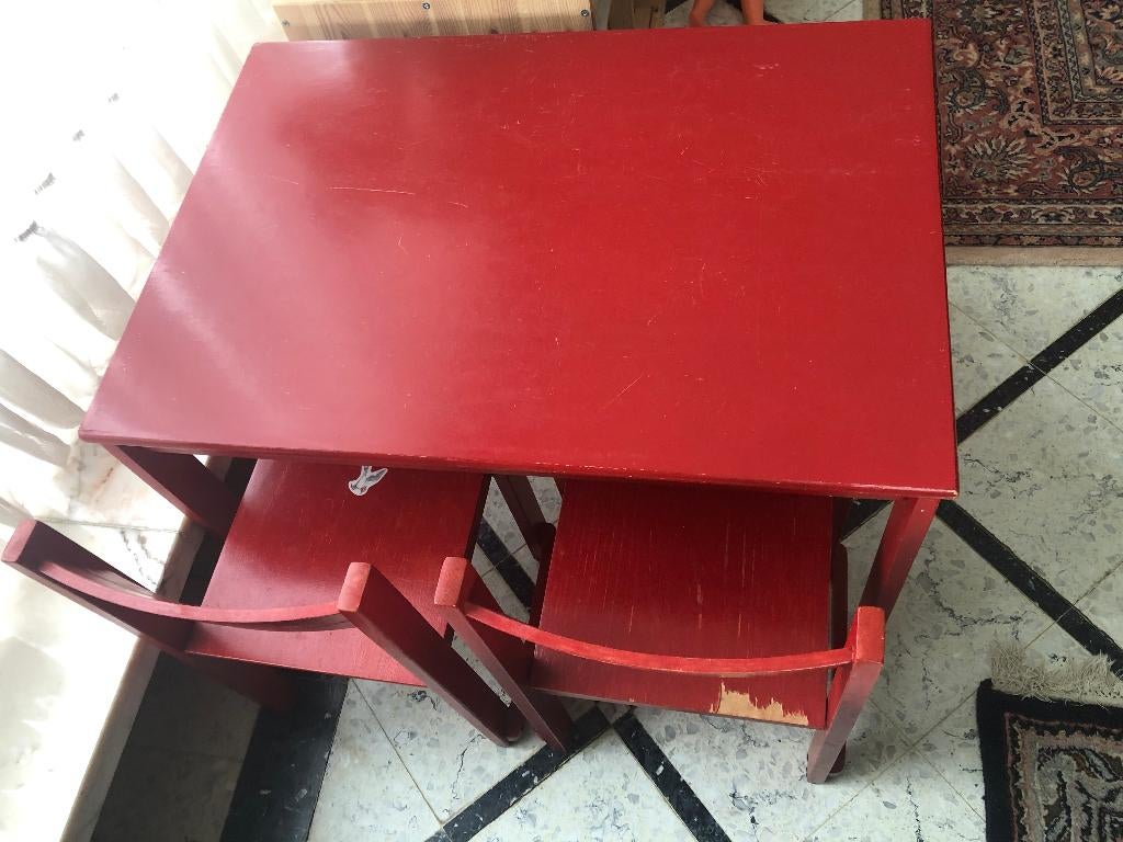 Kindertafel en twee stoelen rood hout, Kinderen en Baby's, Ophalen, Gebruikt, Tafel(s) en Stoel(en)