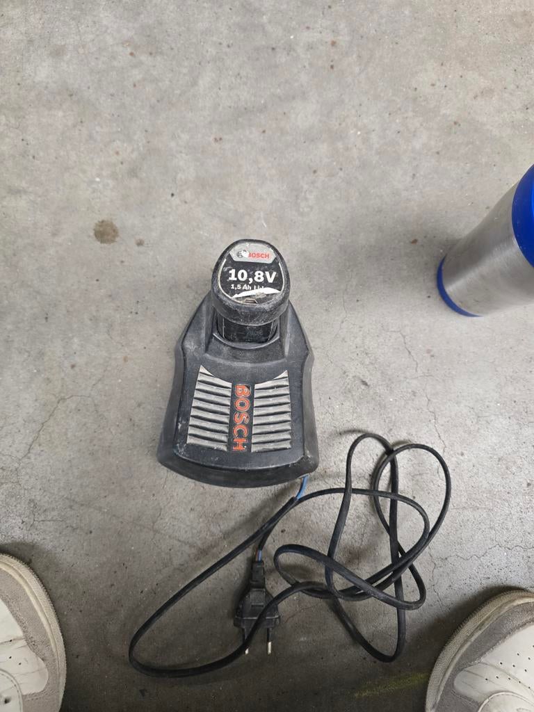 Bosch 10.8 volt baterij perfecte staat met lader, Ophalen