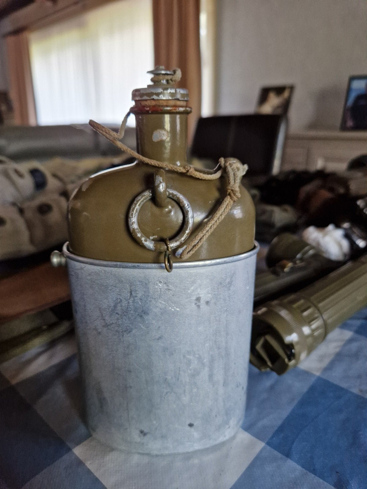 Ww2 Britse drink fles met houder 1934, Verzamelen, Militaria | Tweede Wereldoorlog, Ophalen of Verzenden