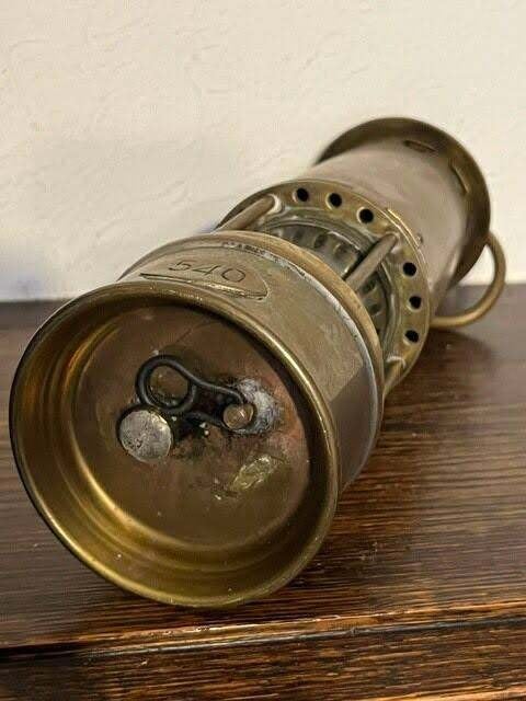 Lampe de mineur ancienne en laiton, Enlèvement