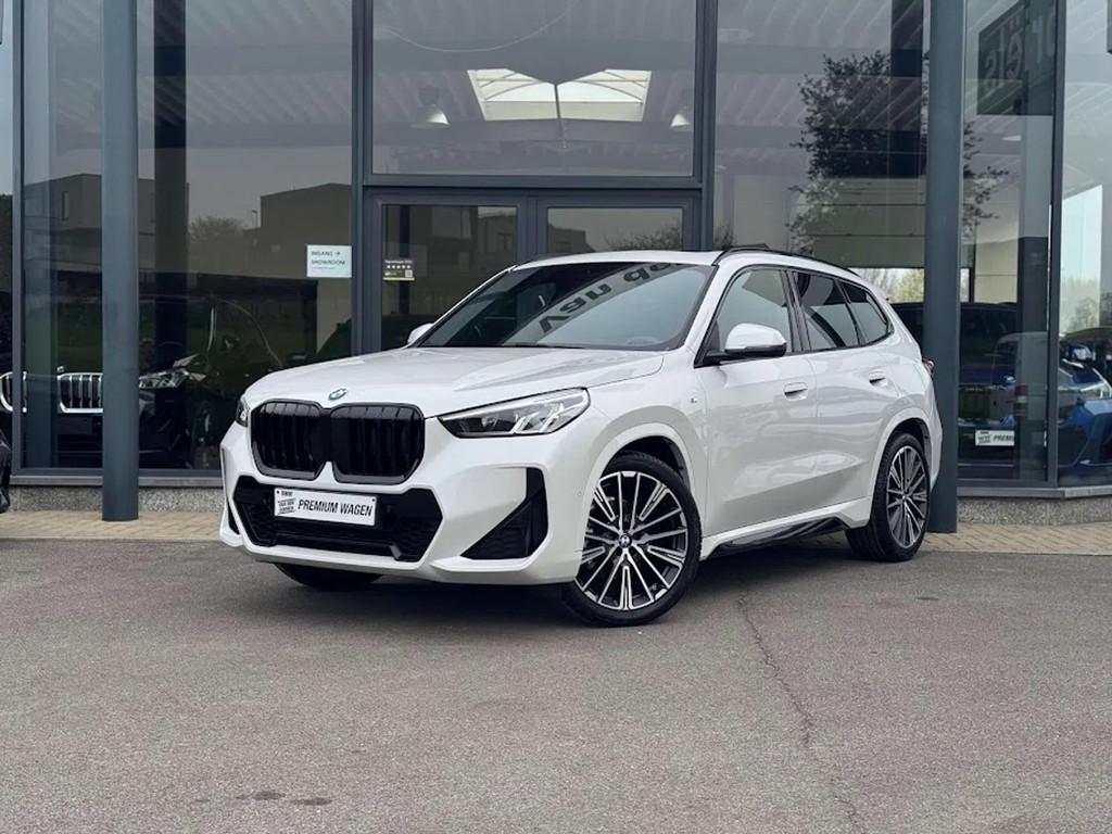 BMW X1 sDrive18i M Sport / PANODAK / TREKHAAK / DODE HOEK, Auto's, Gebruikt, Zwart, 136 pk, Wit