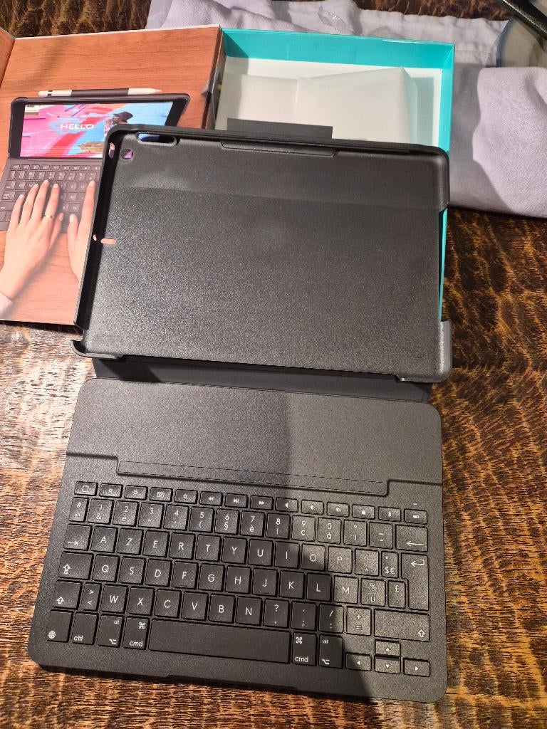 Logitech I-pad case met geïntegreerd bluetooth toetsenbord, Informatique & Logiciels, Housses pour tablettes, Enlèvement, Comme neuf